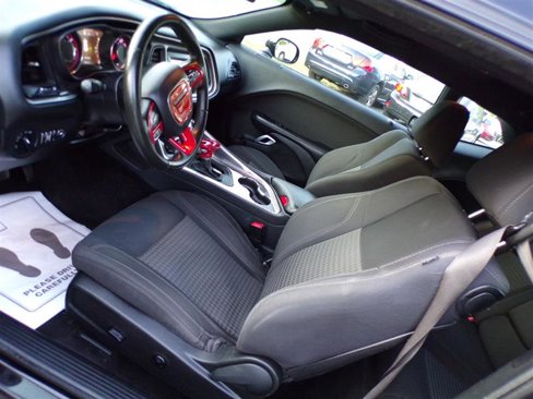 Used 2016 Dodge Challenger SXT image 15