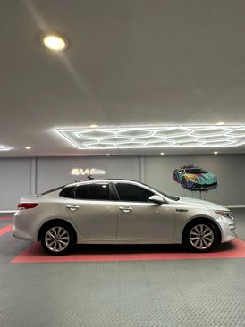 Used 2016 Kia Optima EX w/ Premium Package image 7