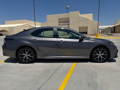Used 2023 Toyota Camry SE image 6