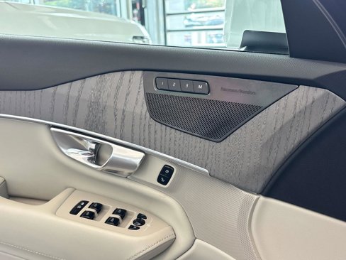 Used 2025 Volvo XC90 B5 Plus w/ Protection Package Premier image 15