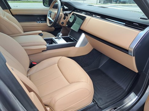 New 2025 Land Rover Range Rover SE image 3