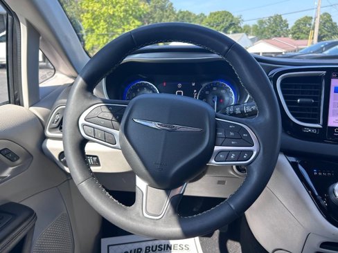 Used 2022 Chrysler Pacifica Touring-L image 12