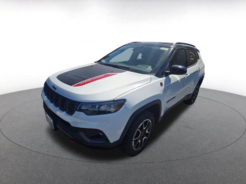 Used 2025 Jeep Compass Trailhawk image 2