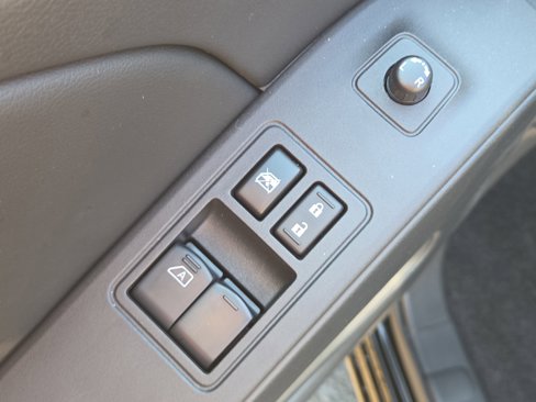 Used 2025 Nissan Frontier SV image 12
