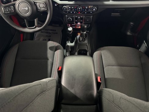 Used 2024 Jeep Wrangler Unlimited Rubicon w/ Technology Group image 27