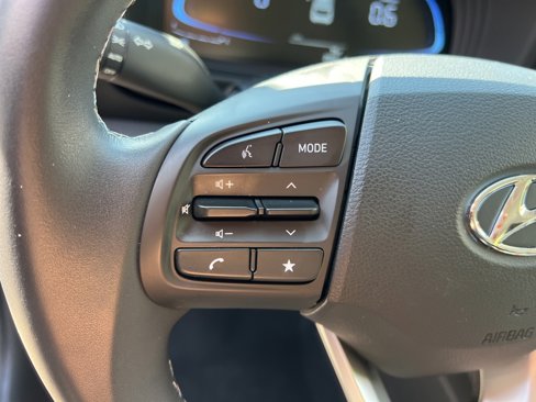 Used 2025 Hyundai Venue SEL image 13