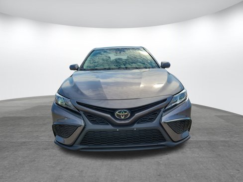 Used 2022 Toyota Camry SE image 2