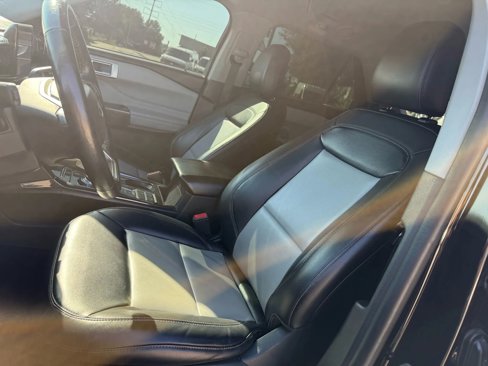 Used 2022 Ford Explorer XLT w/ Equipment Group 202A image 4