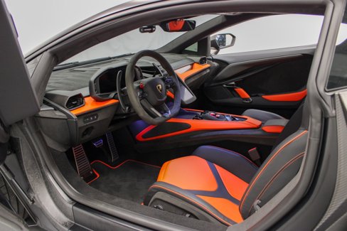 Used 2025 Lamborghini Revuelto image 22