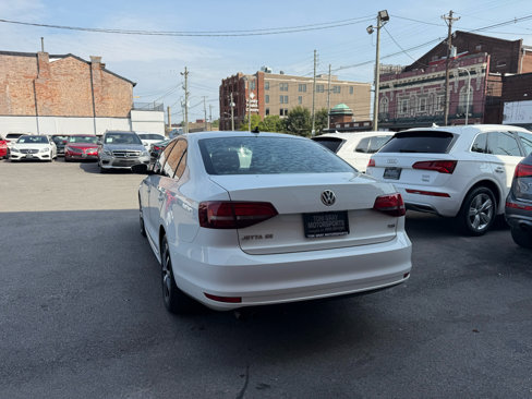 Used 2017 Volkswagen Jetta SE image 4