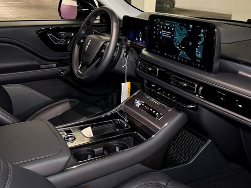 Certified 2025 Lincoln Aviator AWD image 8