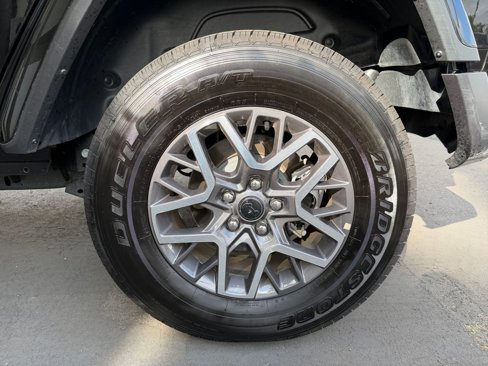 Used 2025 Jeep Wrangler Sahara image 29