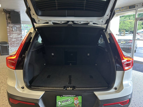 Used 2023 Volvo XC40 B5 Plus image 30