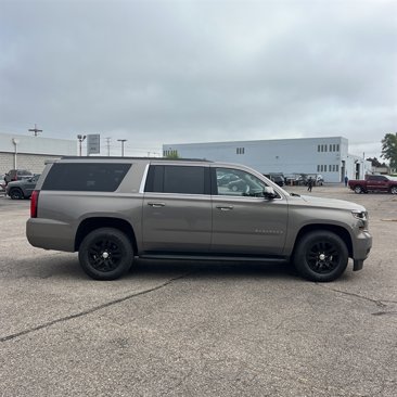 Used 2018 Chevrolet Suburban LT image 3