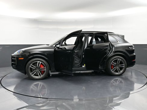 New 2025 Porsche Cayenne Turbo image 38