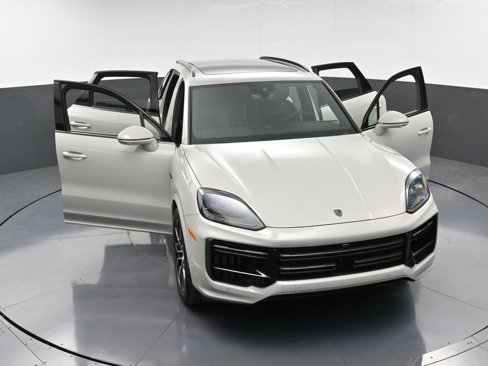 New 2025 Porsche Cayenne Turbo image 34