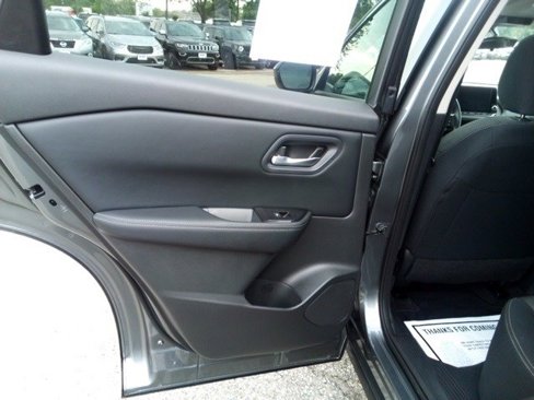 Used 2024 Nissan Rogue SV image 12