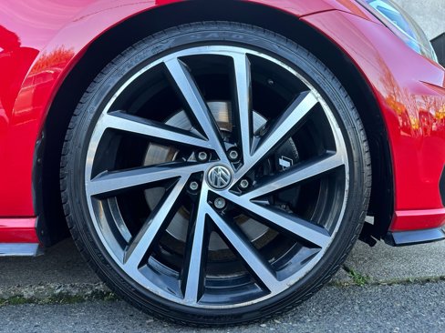 Used 2018 Volkswagen Golf R 4-Door image 9