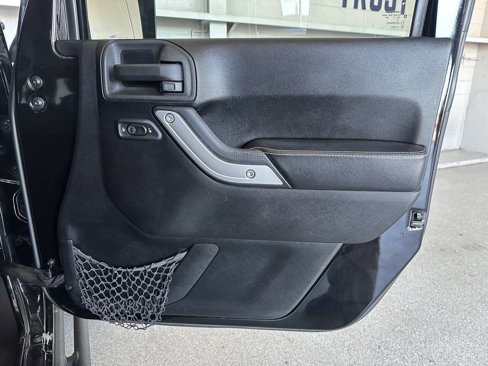 Used 2012 Jeep Wrangler Unlimited Rubicon image 17