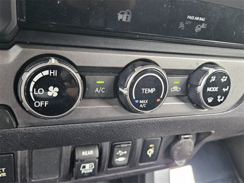 Used 2018 Toyota Tacoma TRD Sport image 31