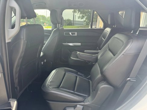 Used 2021 Ford Explorer XLT w/ Equipment Group 202A image 4