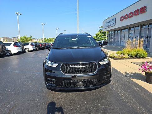 New 2026 Chrysler Pacifica Limited w/ S Appearance Package image 2