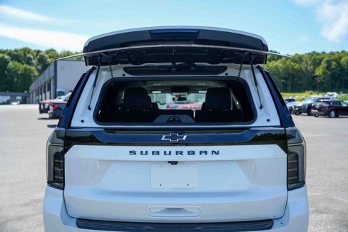 Used 2025 Chevrolet Suburban Z71 image 12