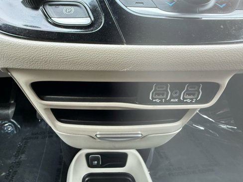 Used 2022 Chrysler Voyager LX image 21