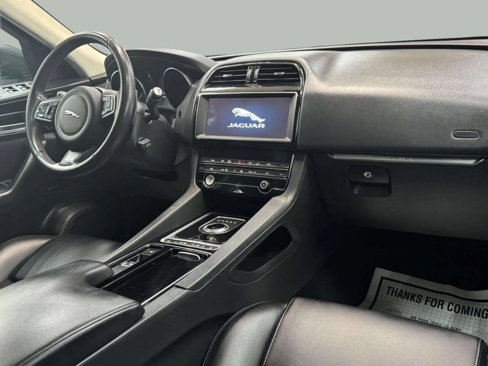 Used 2019 Jaguar F-PACE Premium image 7