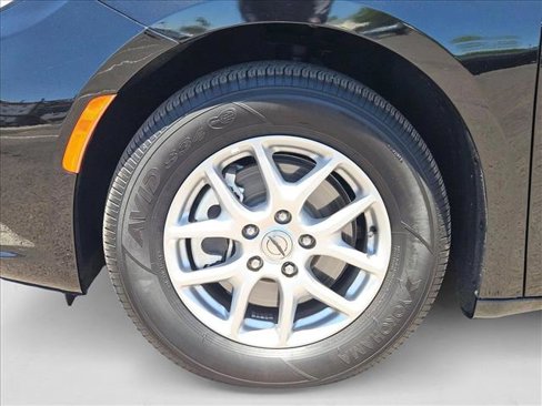 Used 2024 Chrysler Pacifica Touring-L image 24