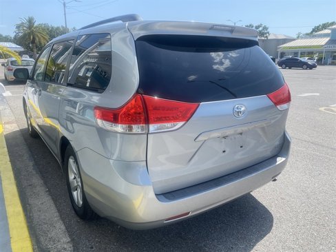 Used 2014 Toyota Sienna LE image 4