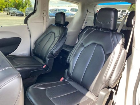 Used 2024 Chrysler Pacifica Touring-L image 18
