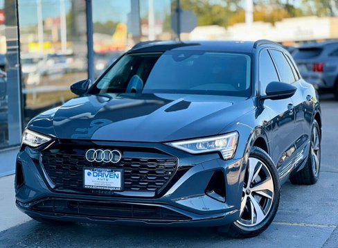 Used 2024 Audi Q8 e-tron Premium image 31