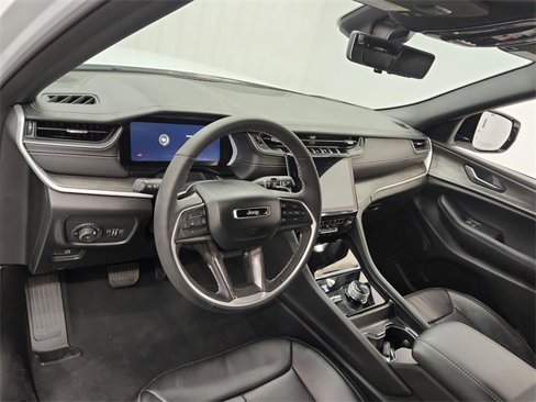 Used 2025 Jeep Grand Cherokee L Limited w/ Luxury Tech Group II image 18