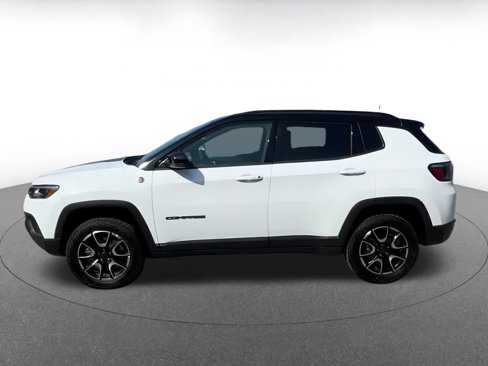 Used 2025 Jeep Compass Trailhawk image 9