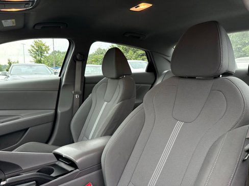 Used 2021 Hyundai Elantra SE image 15