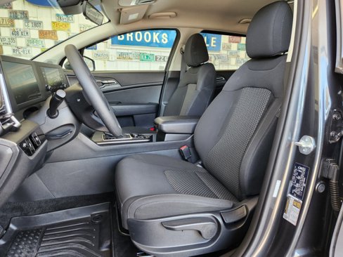 Used 2023 Kia Sportage LX image 4