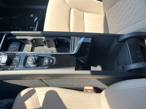 New 2026 Volvo XC60 B5 Plus image 32