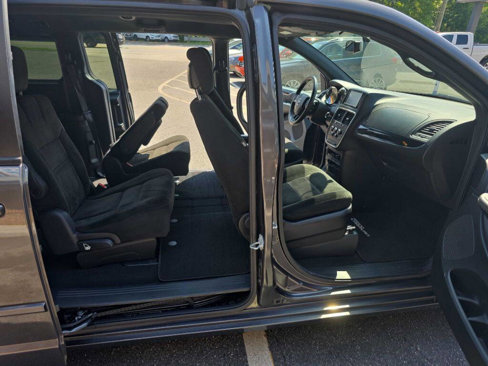 Used 2016 Dodge Grand Caravan SE image 18