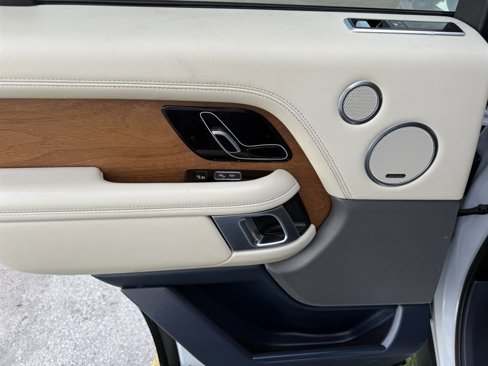 Used 2020 Land Rover Range Rover HSE image 32