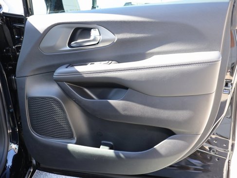 New 2026 Chrysler Pacifica Select image 8