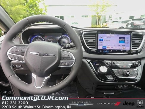 New 2025 Chrysler Voyager LX image 10