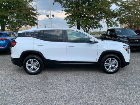 Used 2024 GMC Terrain SLE image 2