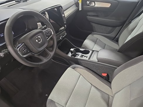 New 2026 Volvo XC40 B5 Core w/ Climate Package image 18