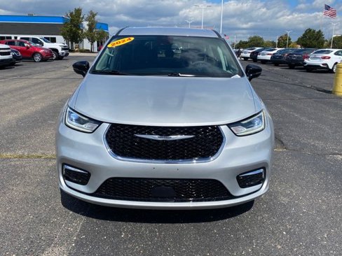 Used 2024 Chrysler Pacifica Touring-L image 2