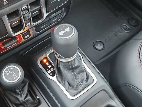 New 2025 Jeep Wrangler Unlimited Rubicon w/ Technology Group image 30