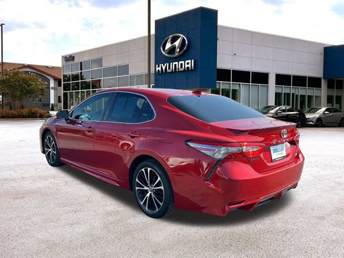 Used 2019 Toyota Camry SE image 3