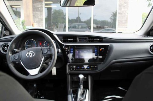 Used 2017 Toyota Corolla LE image 28