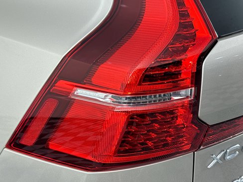 Used 2025 Volvo XC60 B5 Plus image 35