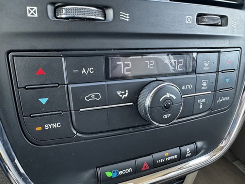 Used 2015 Chrysler Town & Country Touring image 29